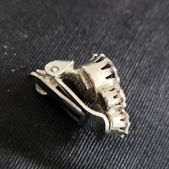 4/$20 🌟Lot of clip-on earrings mismatched. - Picture 3 of 15